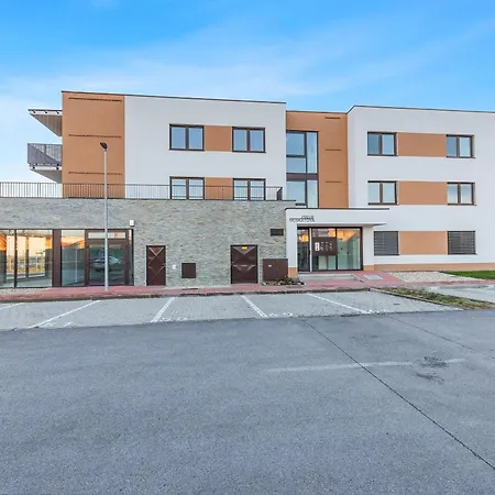 Cozy W Ac, Garden & Parking